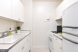 Building Photo - 210 Locust St
