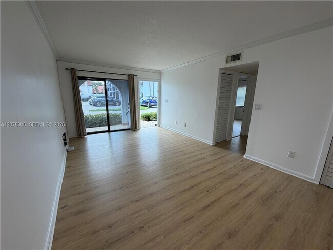 Foto del edificio - 18226 Mediterranean Blvd