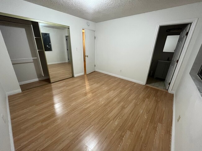 Building Photo - 814 E Erna Ave