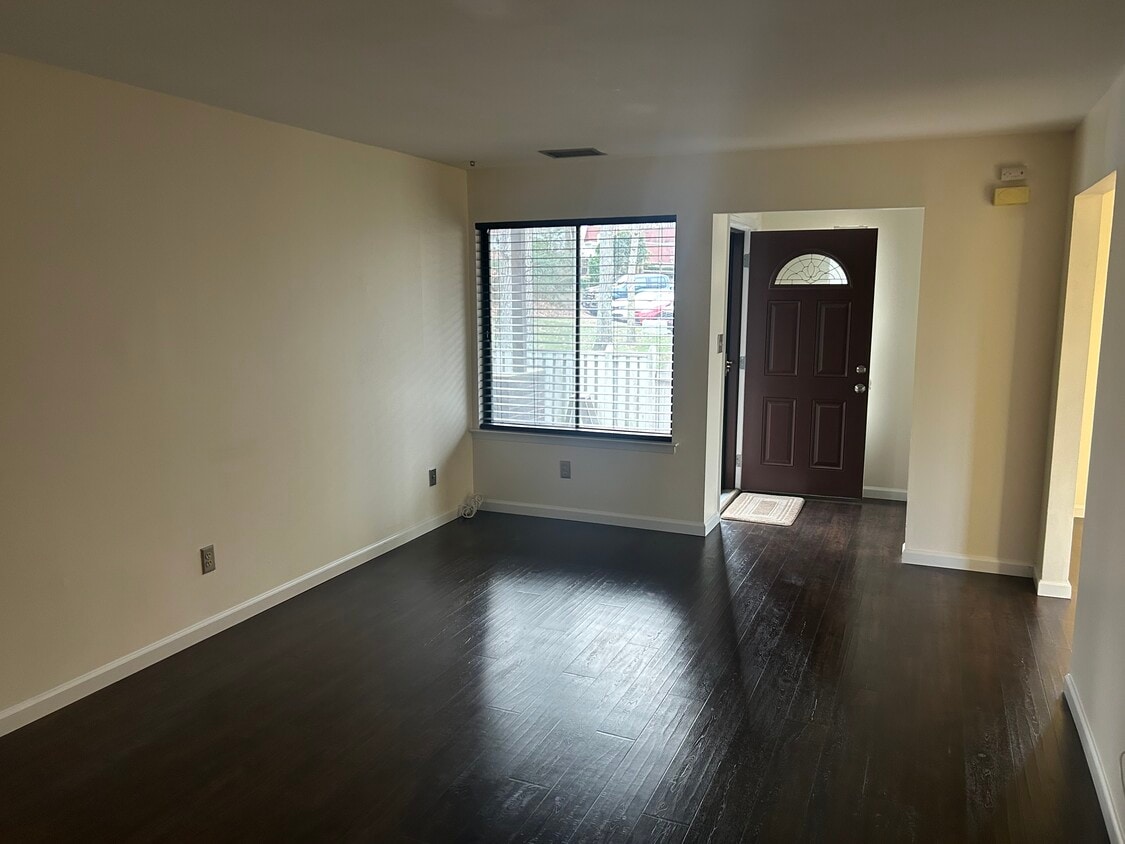 Foto principal - 57 Birchwood Rd