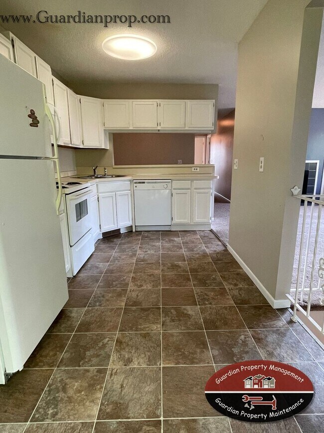 Building Photo - End Unit Town Home, All New Carpet, Balcon...