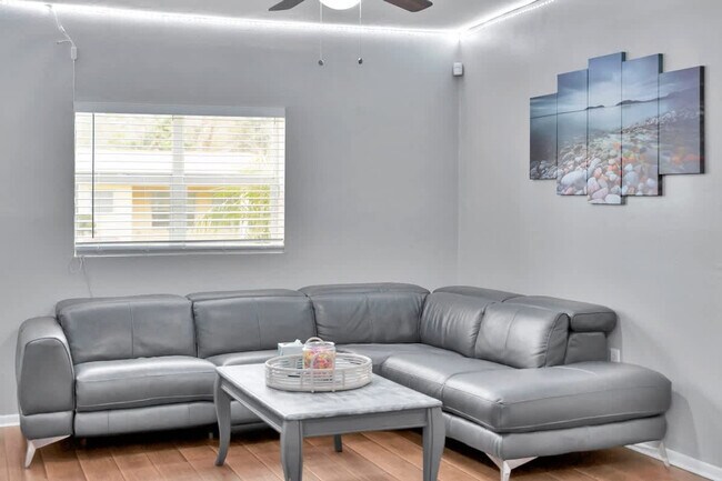 Foto del edificio - 1905 W St Louis St