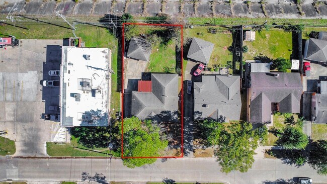 Foto del edificio - 8011 La Roche Ln