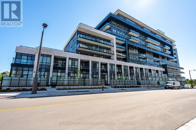 Building Photo - 395-395 Dundas St W