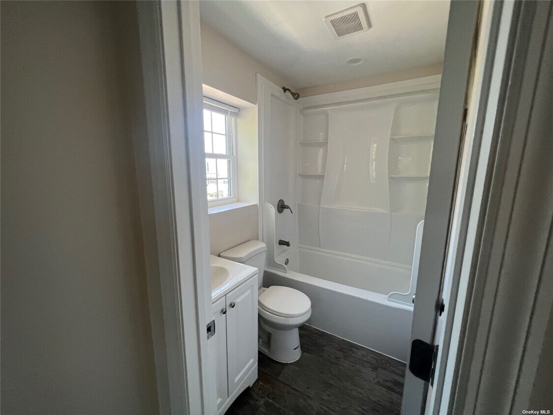 41 Amity St Unit 3, Patchogue, NY 11772 Room for Rent in Patchogue