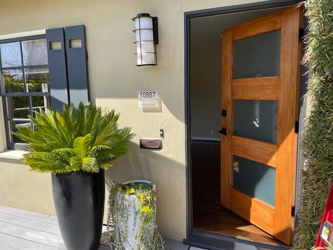 Entrada principal desde la terraza exterior - 10887 Flaxton St