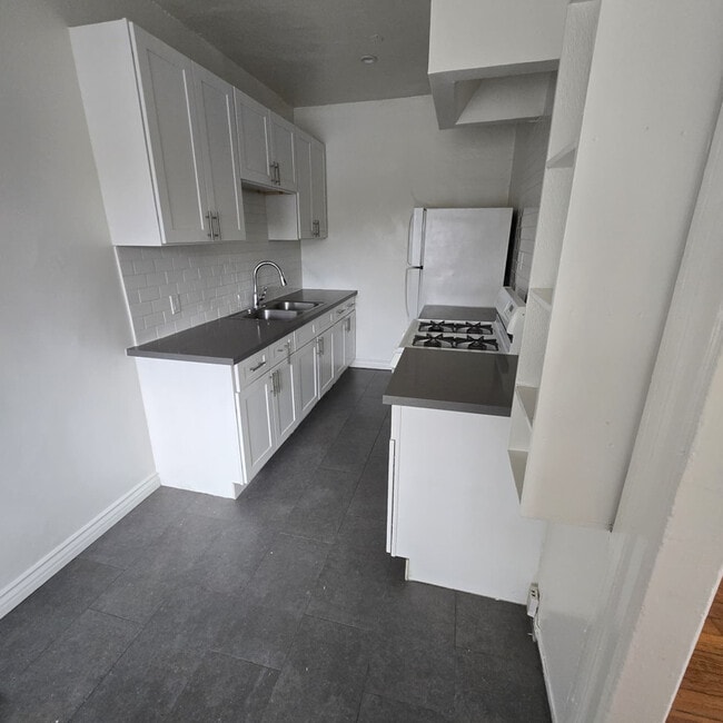 Building Photo - 833 N Formosa Ave