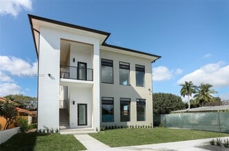 Building Photo - 120 SW 35th Ave