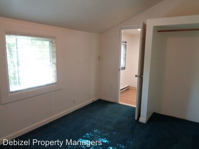 Building Photo - 725 Custer Ave
