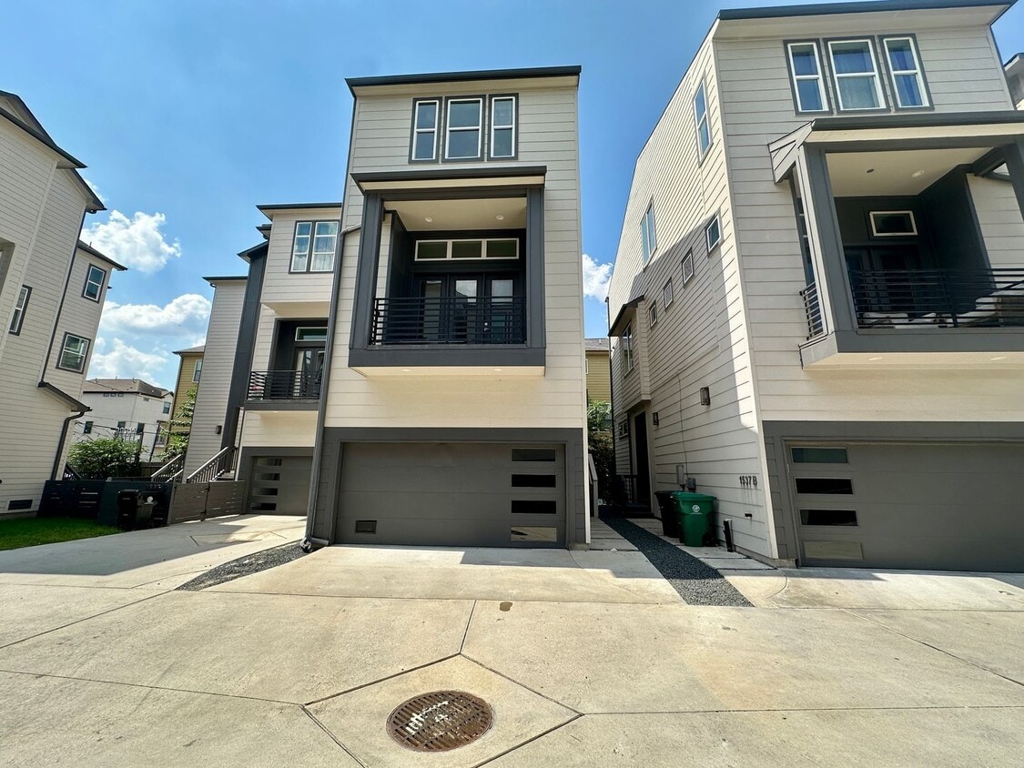 Foto principal - For Lease | 3 Bed, 2 Bath | 2,139 Sq Ft | ...