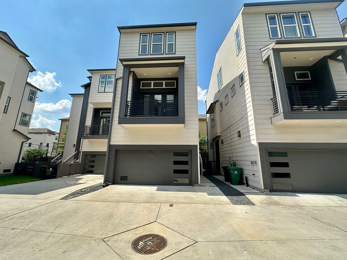 Primary Photo - For Lease | 3 Bed, 2 Bath | 2,139 Sq Ft | Greater Heights |