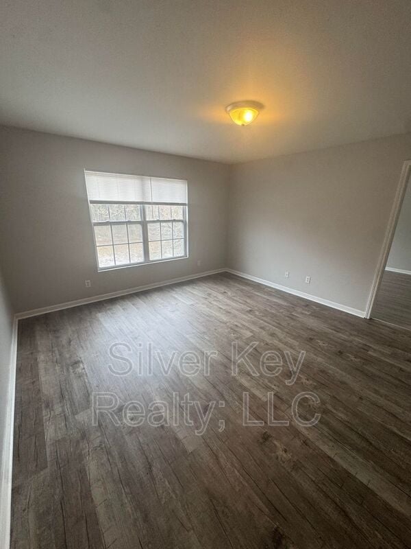 Building Photo - 220 Willow Creek Drive