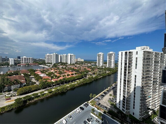 Foto del edificio - 3675 N Country Club Dr