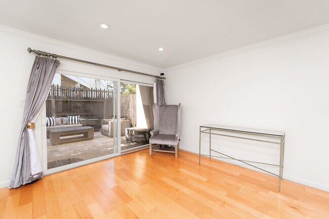 Building Photo - 1470 Creekside Dr