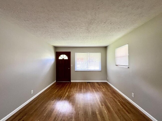 Building Photo - 102 York Dr