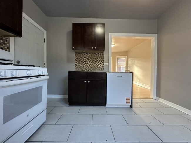 Building Photo - 4027 W Melrose St