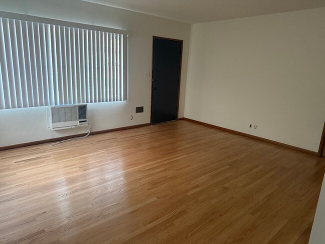 Living room - 544 W Vesta St