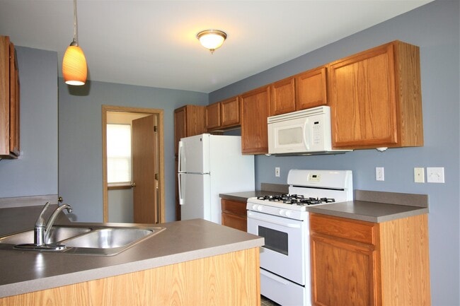 Building Photo - 1400 Hunters Ridge Dr