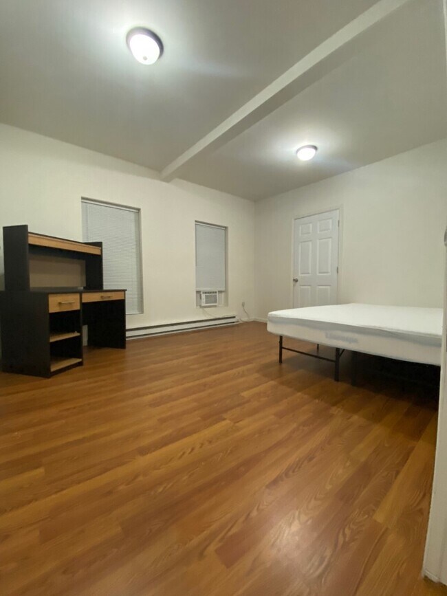 Building Photo - 58 Couch Street