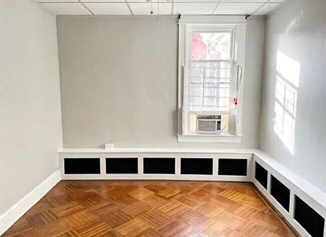 Foto del edificio - 301 E 33rd St