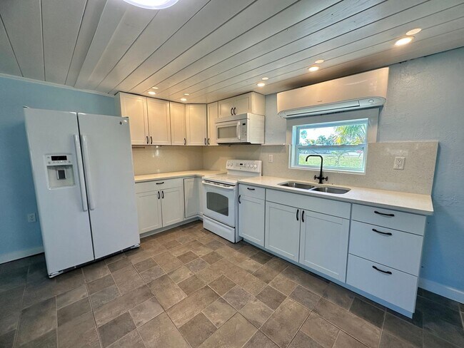 Foto del edificio - Cozy Home in Bokeelia - Available Now