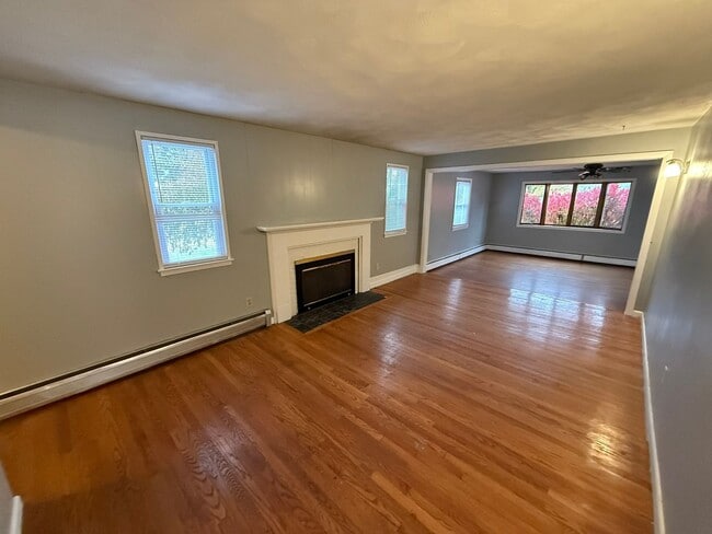 Building Photo - Beautiful 4 Bed, 2 Bath Home for Rent In S...