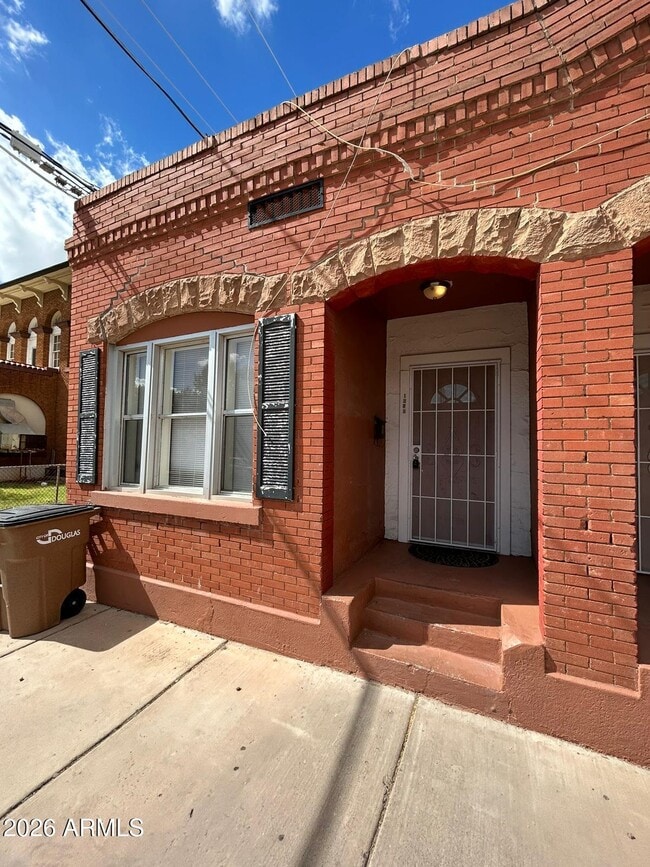 Building Photo - 1050 E Ave