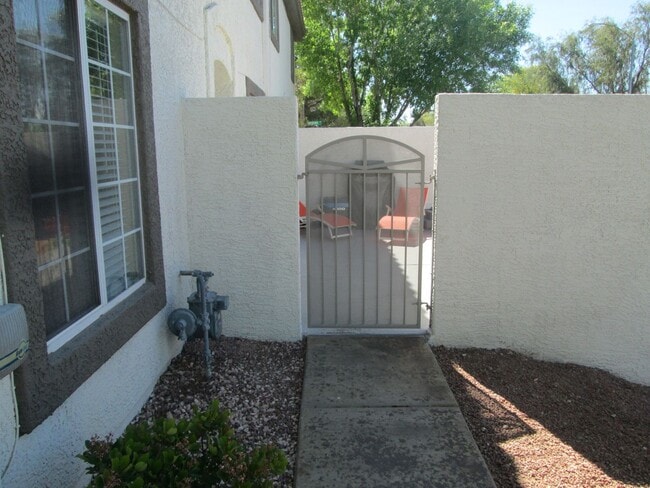 Building Photo - 3 bedroom Townhome in Green Valley availble June 1