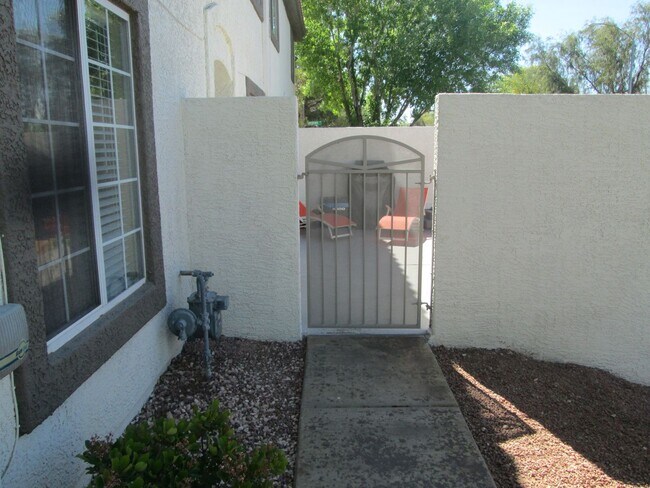 Foto del edificio - 3 bedroom Townhome in Green Valley availble June 1