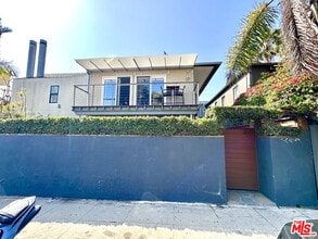 Building Photo - 27 18th Ave