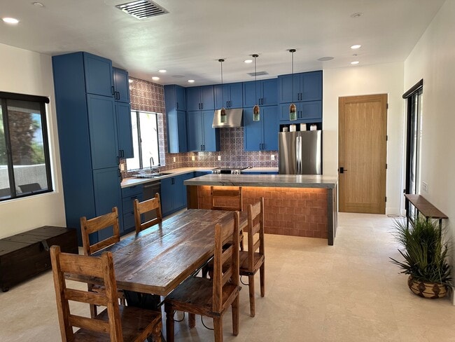 Building Photo - 2800 Cholla Pl