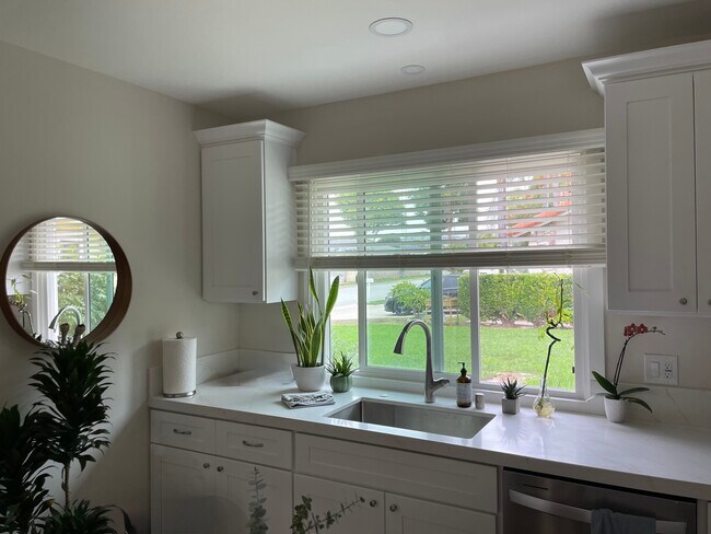 Preciosas vistas verdes desde la cocina. - 3200 E Elm St