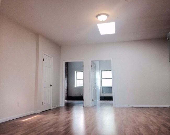 Building Photo - 212 Hoyt St