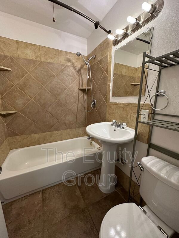 Foto del edificio - 600 N Dickran Dr