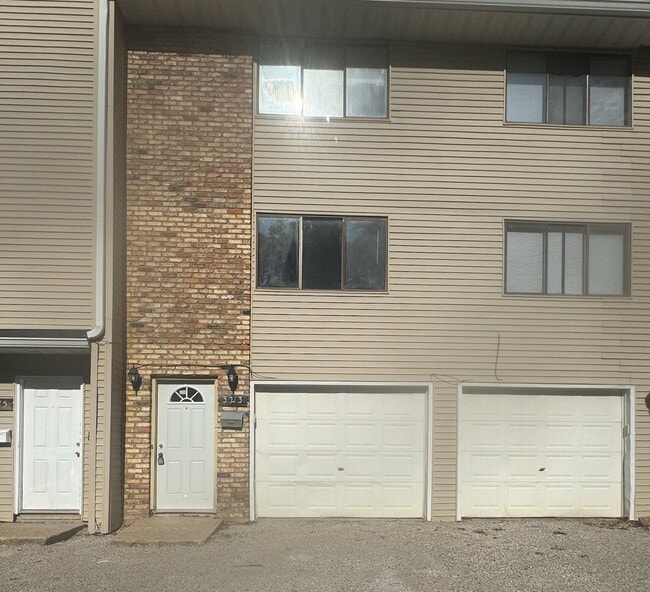 Building Photo - "Charming 2-Bed Multiplex in Davenport wit...