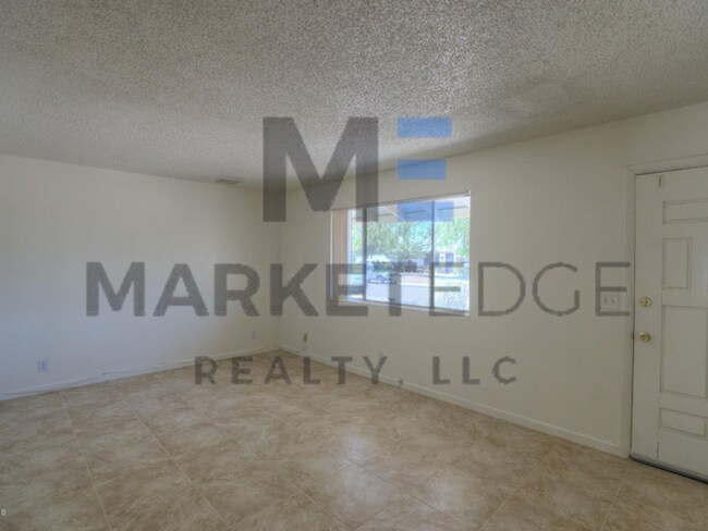 Building Photo - 3Bed/1Bath House at 35th/Cactus! $1499 MOV...
