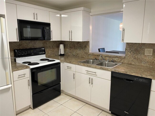 Foto del edificio - 3600 NE 170th St
