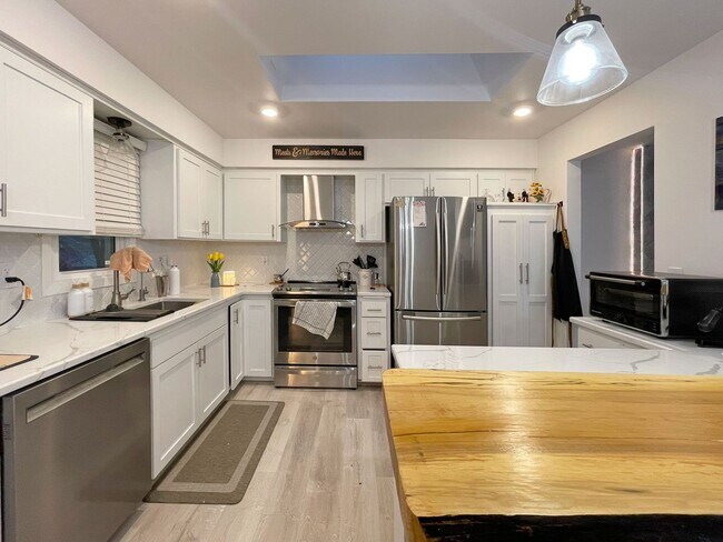 Foto del edificio - Sparkling Newly Remodeled Beauty with Fenc...