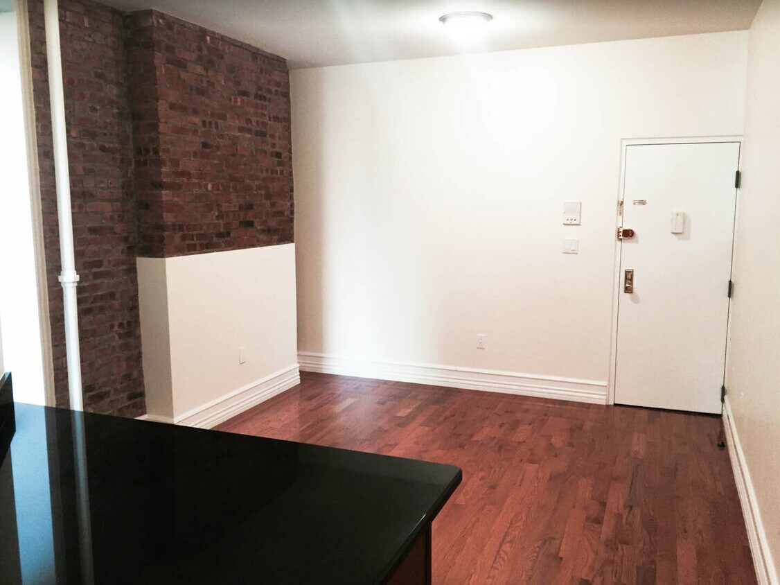 Building Photo - 211 W 80th St