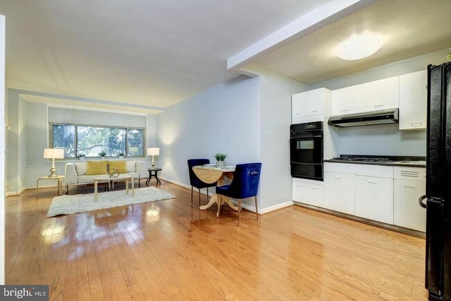 Foto del edificio - 2401 H St NW