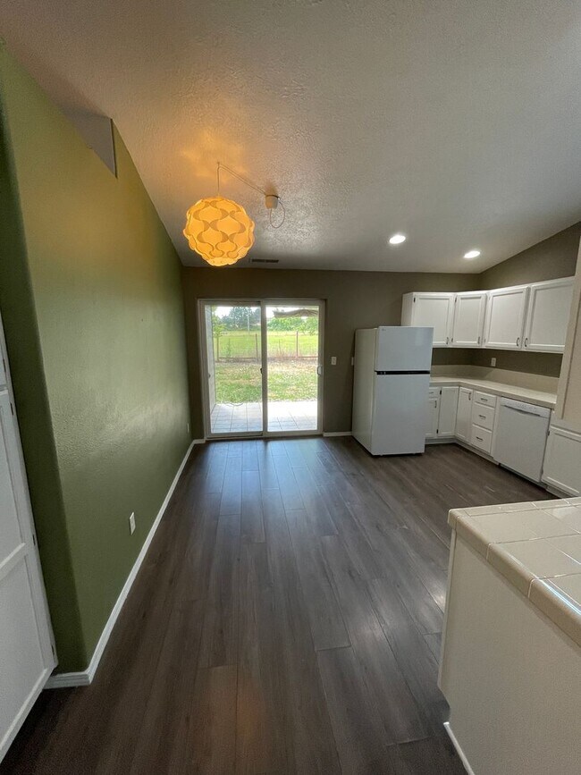 Building Photo - Single family home backing fields!