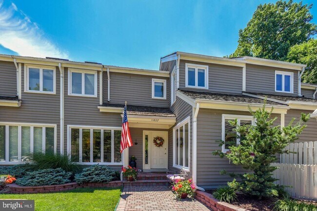 Foto del edificio - Experience elevated living in this beautifully renovated townhome nestled within the highly sough...