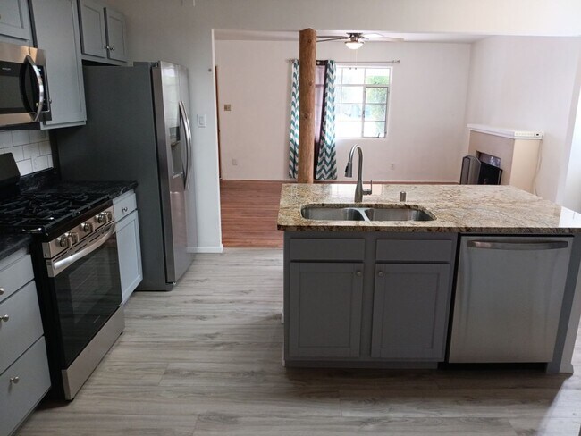 Foto del edificio - Charming 3-bedroom, 2-bathroom! Showings available NOW! New appliances! SPECIAL!!