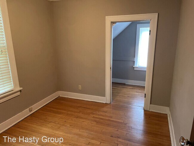 Building Photo - 3 br, 2.5 bath House - 426 W 61st Ter
