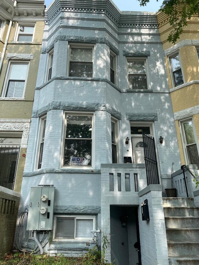 Primary Photo - 17 Quincy Pl NW