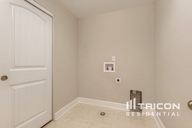 Building Photo - 7773 Oasis Dr