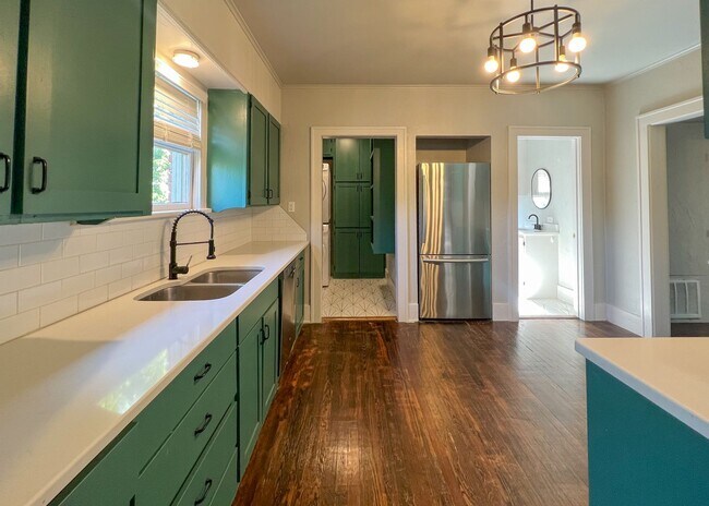 Building Photo - $500 OFF FIRST MONTHS RENT | Charming 2 Be...