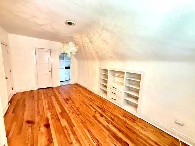 Building Photo - Top floor Studio Apartment in Capitol Hill! Available NOW!