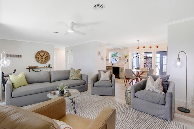 Building Photo - 328 Tequesta Dr