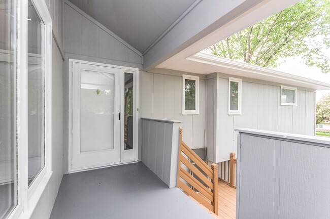 Building Photo - 3 Bed 3 Bath with 2 Stall Garage